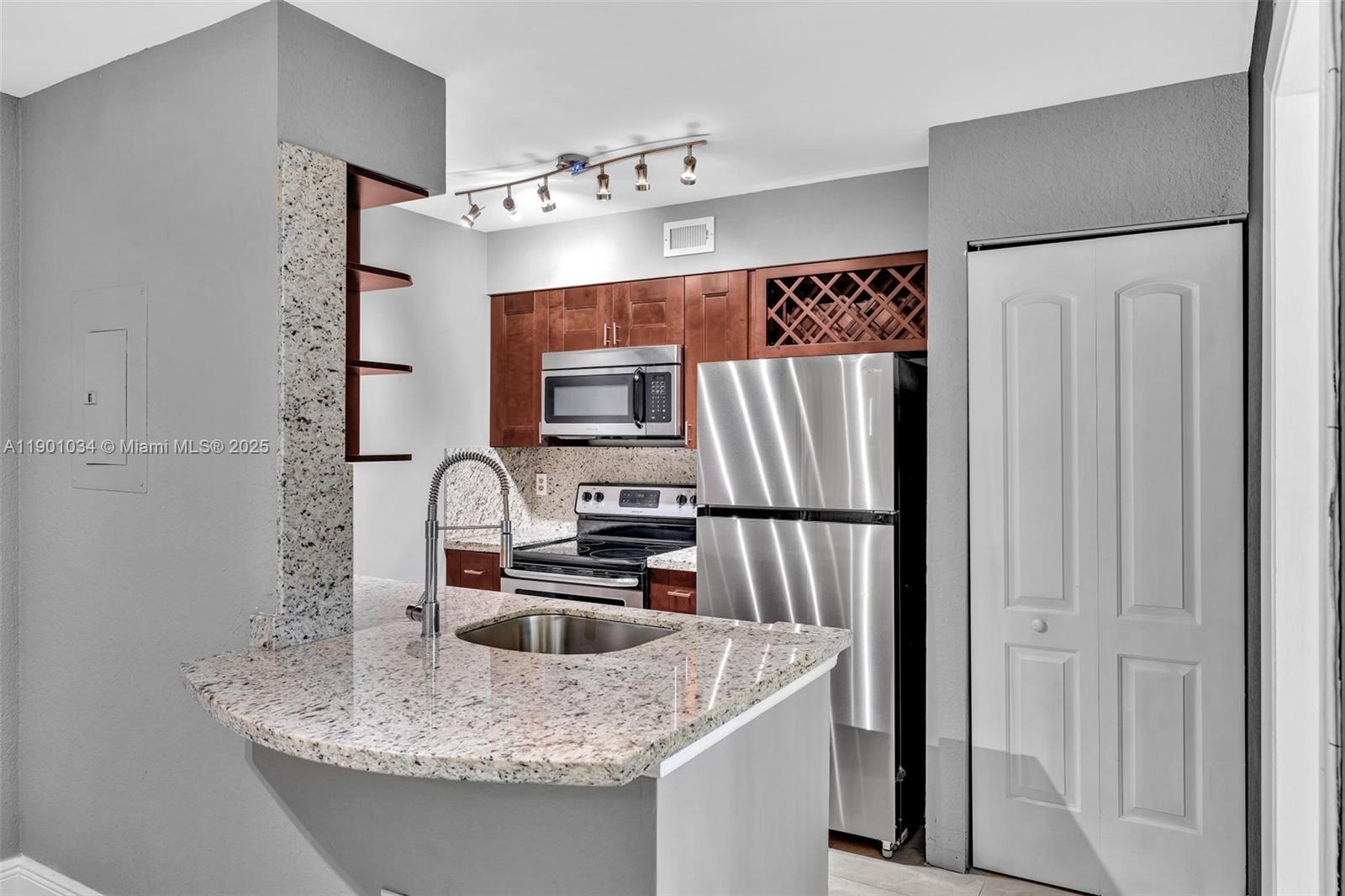 24-Hour Association Approvals! Move in immediately!
Renovated 1/1 second floor, in-unit washer/dryer, walk-in closet, and tile floors (no carpet).
Community amenities include 3 pools, 2 Jacuzzis, pool table room, fitness center, EV charging, car wash, tennis courts, picnic/BBQ areas, and scenic walking paths.
Relax in a well-built, quiet community featuring new sidewalks, fresh exterior paint, and abundant parking.
Prime location just off I-95 between Commercial and Oakland Park Blvd., minutes to downtown Fort Lauderdale, Wilton Manors, and the beach.
Water, sewer, and trash included.
Pets welcome with no pet deposit.