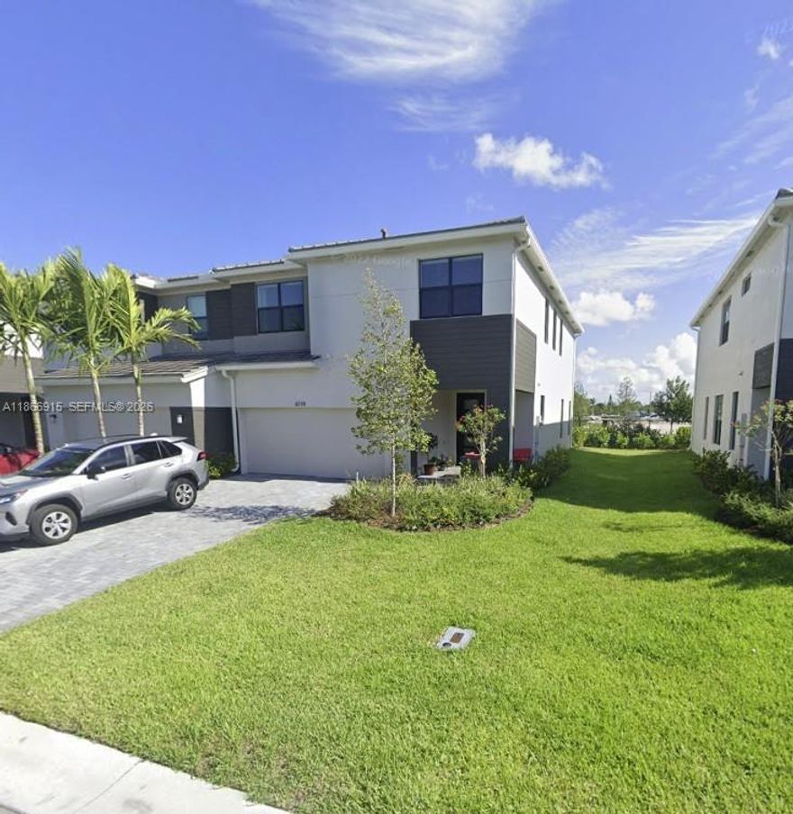 Contemporary townhouse in the gated community of Saddlewood