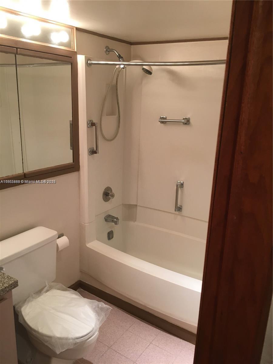 Bright and comfortable 2/2 in Kendall West’s Promenade Condo! Enjoy a great location close to shopping, dining, and main roads. This unit features an in-unit washer & dryer, private balcony, and no carpet for easy maintenance. Offered at a rent lower than most units in the community — don’t miss this opportunity!