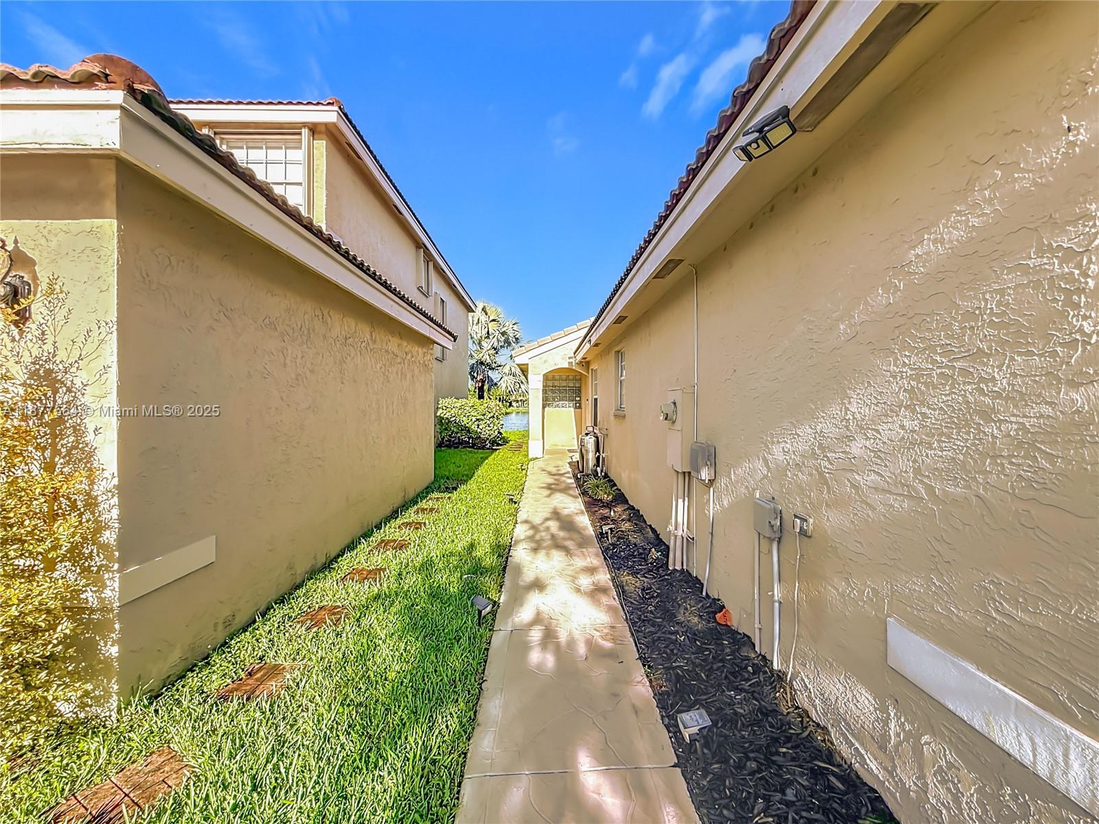 2058 SW 175th Ave, Miramar, FL, 33029/$599,000 2 2058 SW 175th Ave