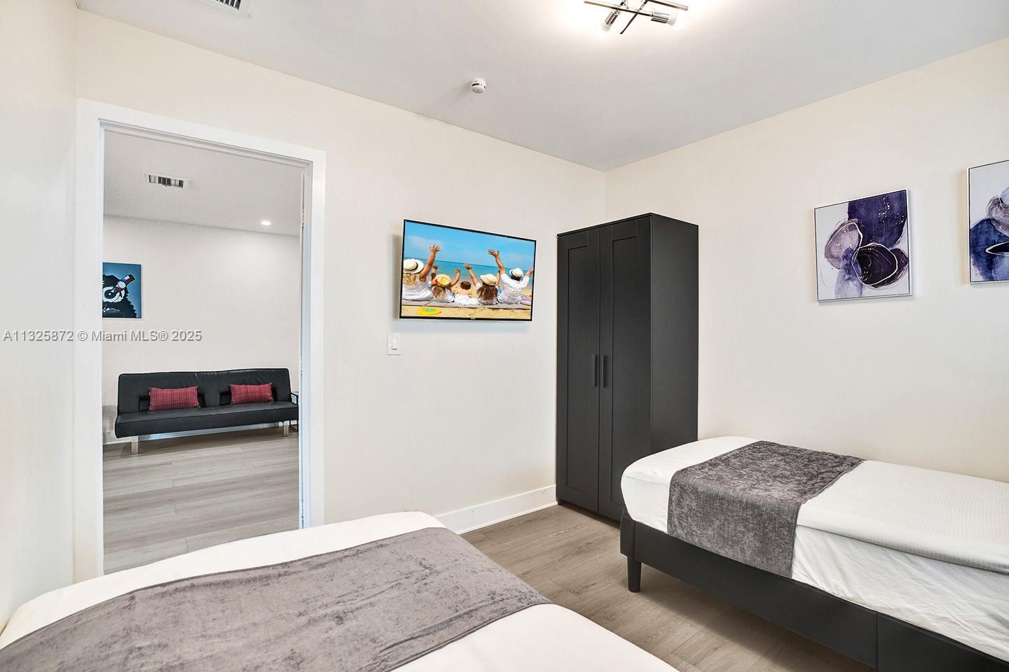 HOLLYWOOD LAKES SECTION - Residential Lease