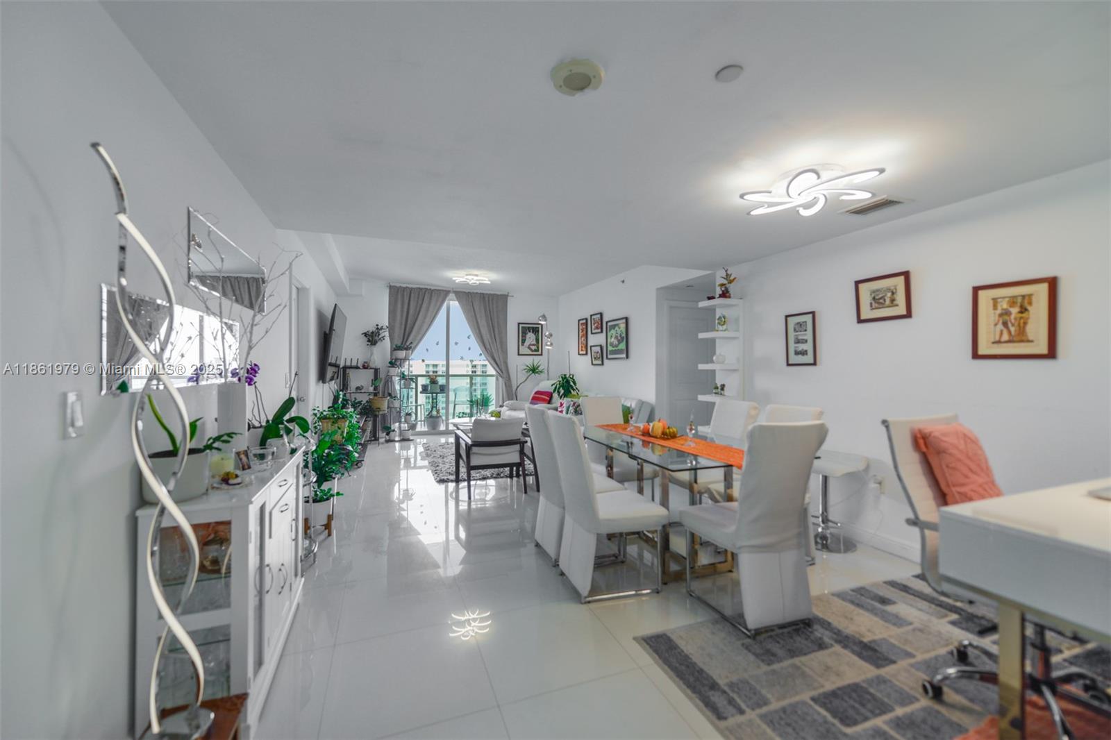 AMAZING LOCATION IN THE HEART OF BRICKELL. GREAT 2/2 SPLIT BEDROOMS. INCREDIBLE SUNSET VIEW FROM THE BALCONY. EASY ACCESS FROM THE I-95, WALKING DISTANCE TO EVERYWHERE SUCH AS MARKET, MALLS, BANK, RESTAURANTS AND MORE.