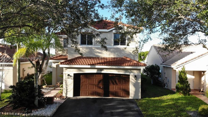 Beautiful 4bed 2 1/2 bath with a spectacular LAKE VIEW ready to move in. New remodeled kitchen, new appliances and new floor. Full of LIGHT. Screened patio and huge garden to enjoy outdoor activities. New Roof 2017 and IMPACT windows. LOCATION. Weston, near I75 and walking distance to Publix Supermarket. Best A+ SCHOOLS : Gator Run Elementary, Falcon Cove Middle School and Cypress Bay High School.