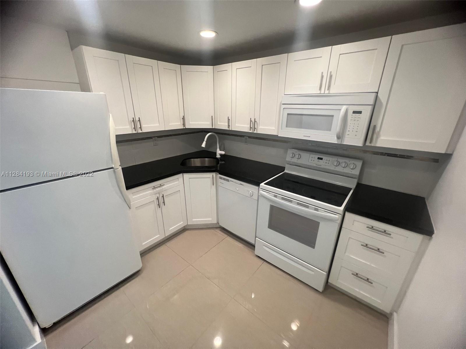Lovely 2-bedroom 1.5 bathroom apartment located on the 2nd floor, keyless entry. Lovely tile throughout, lots of closet space, beautiful kitchen, community pool. Quick approvals NO HOA