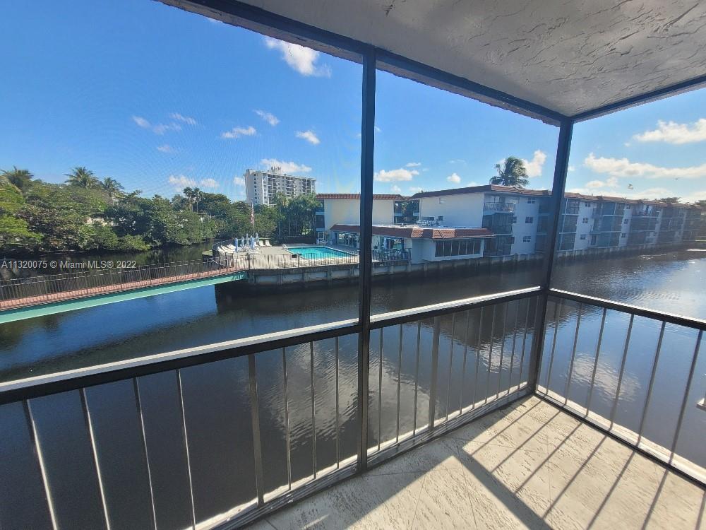 Beautiful 2 bedroom 2 bathroom condo overlooking canal. Friendly complex, pool, laundry facility, clubhouse, gym, gated community. Close to Wilton Manors, minutes to downtown and to beach.