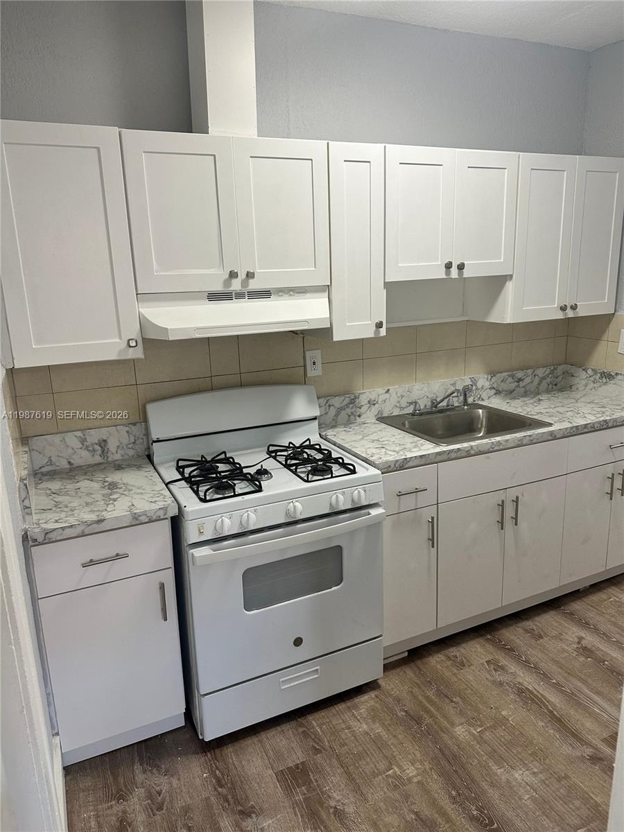 LAWRENCE ESTATES LAND CO - Residential Lease