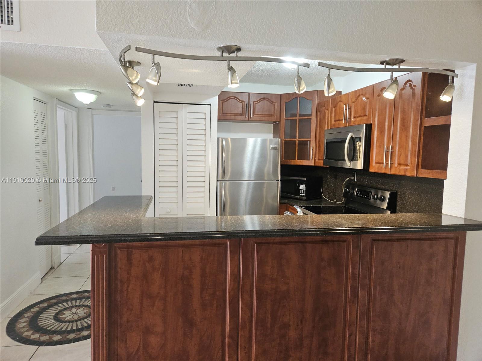 FONTAINEBLEAU GARDENS CON - Residential Lease