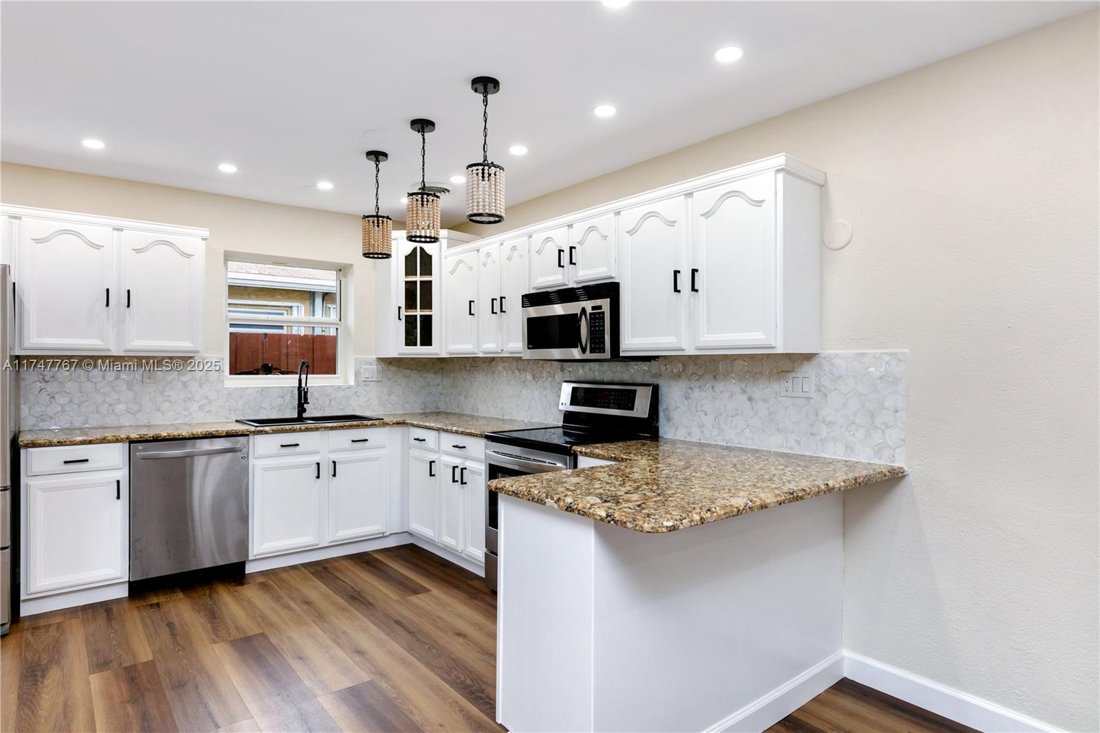 HOLLYWOOD HOMESITES HIGH - Residential Lease