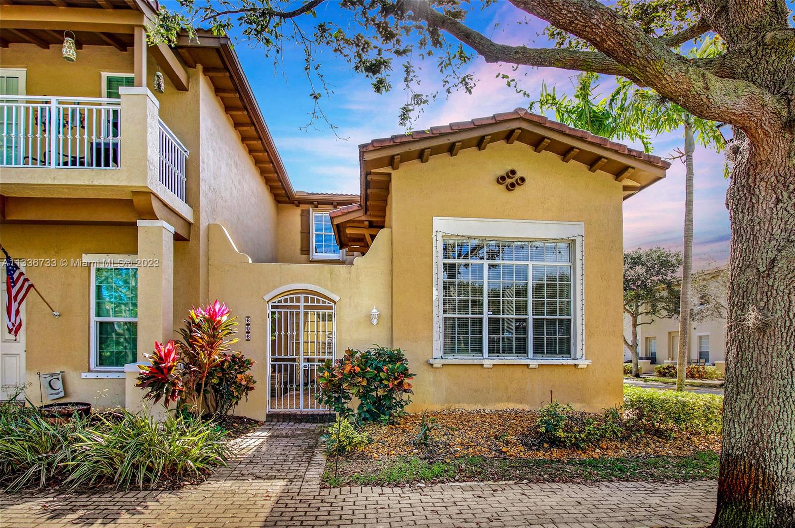 Your Immaculate Home Awaits. This home features beautifully high ceilings, courtyard and fenced in entry patio, and a bonus loft/den area. As much as this home is jaw dropping, this gorgeous community offers a 24/7 Electronic guarded gate, a stunning pool with cabana access, and all in all luxurious lifestyle. The homes wont last! Come see it before its gone!
All showings need to be with a 24 hour notice in curtesy of the tenant. Please text listing Agent