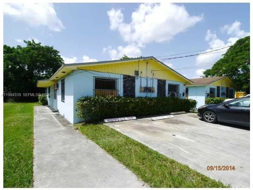 Located near Florida's turnpike, Florida keys and public transportation.  2/1 unit for rent from fourplex property with good size and ample bedrooms.  Only 1st month and 1 month security to move in.