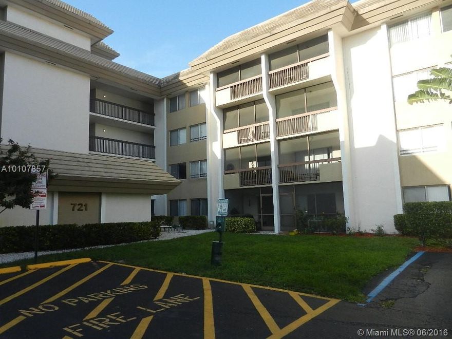 Great location! Beautiful and well maintained unit in Belasera. 2 Bed + 2 Baths. Renovated kitchen and bathrooms. Washer and Dryer in unit. Tile. Screened patio. 2 parking spaces and plenty of guest parking. Community Pool. Tennis court. Property Available on September 1st, 2016.