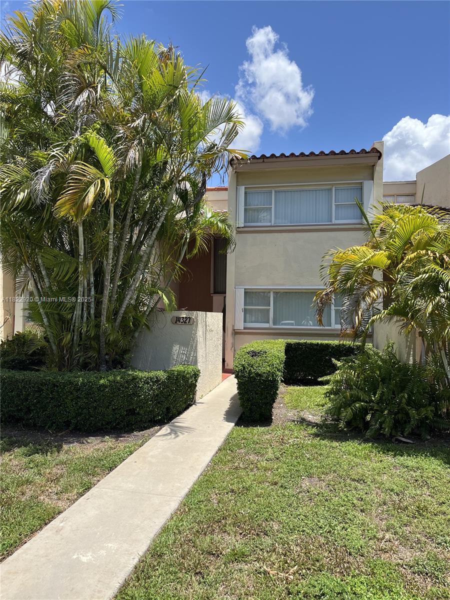 Rental Property at 14327 Kendale Lakes Cir 14327, Miami, Broward County, Florida - Bedrooms: 3 
Bathrooms: 3  - $3,400 MO.
