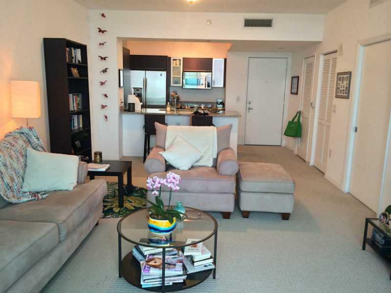 Beautiful 1 bed/ 1 bath with an amazing bay view. Very spacious unit (A model). Fantastic amenities; fully equipped gym, 2 heated pools, steam room, theater room, business center, party room, pool table, lounge & more. Blocks away from Mary Brickell Villa ge (Perricones, Rosa Mexicano, PF Changs, Oceanaire, Dolores & Lolita, bars and shops). Few minutes from downtown, I-95, South Beach and blocks from AAA.