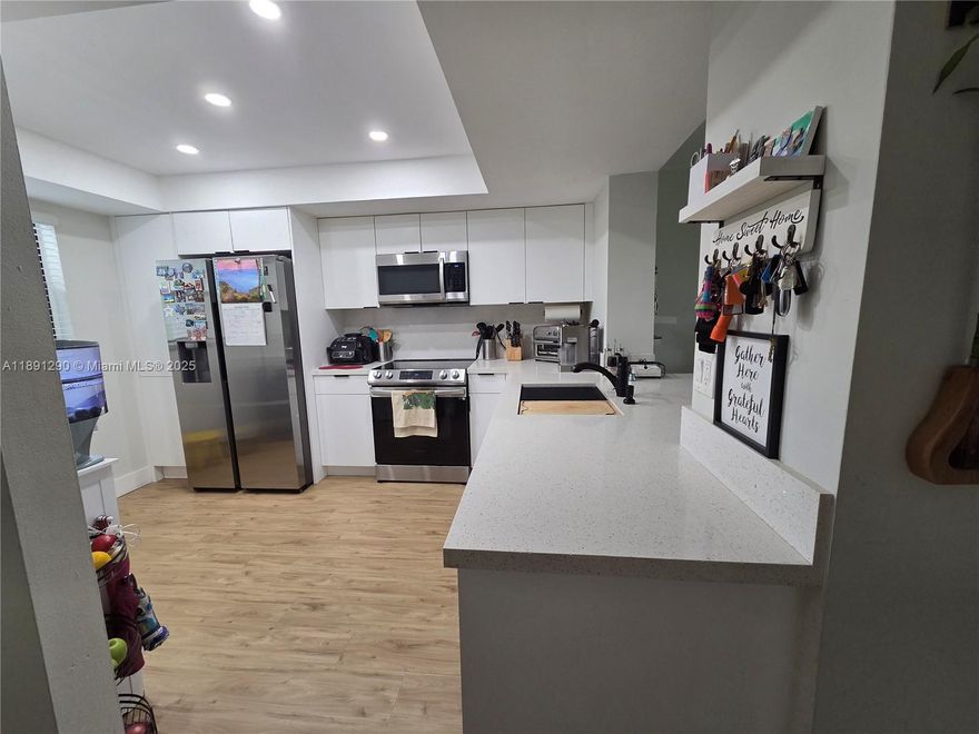 Beautiful apartment located in the highly desirable Weston area. This bright and spacious home features a great layout, a nicely remodeled kitchen with granite countertops and stainless steel appliances, and modern bathrooms. It is move-in ready! The excellent location offers easy access to transportation, major avenues, and highways. The community is fantastic, boasting a large pool and tennis court.
Enjoy stunning golf course views from both the living room and the master bedroom.