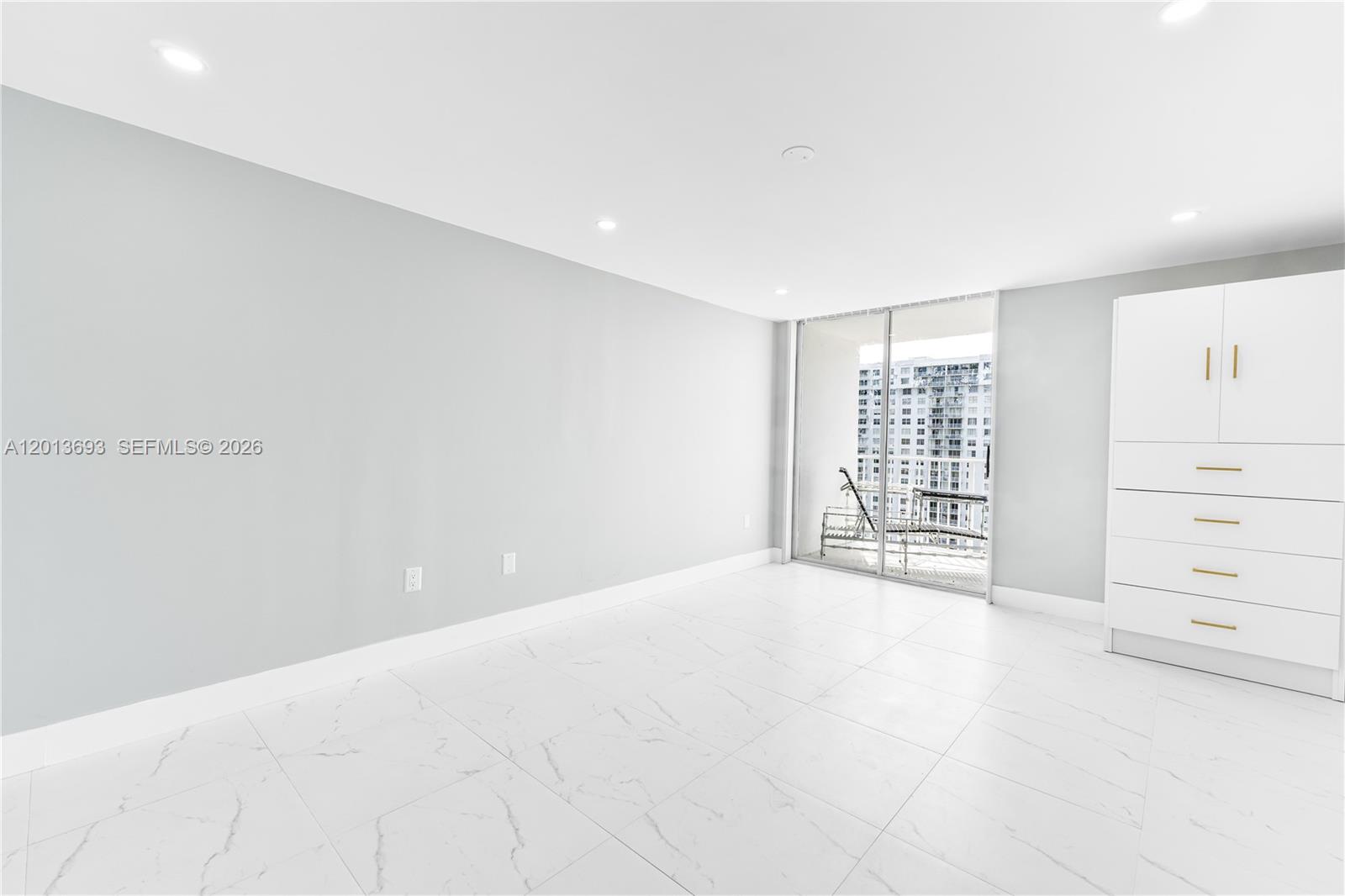 ADMIRALS PORT CONDO-EAST - Residential