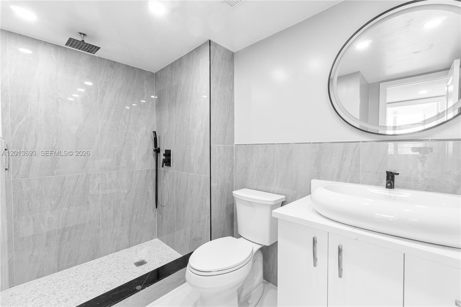 ADMIRALS PORT CONDO-EAST - Residential