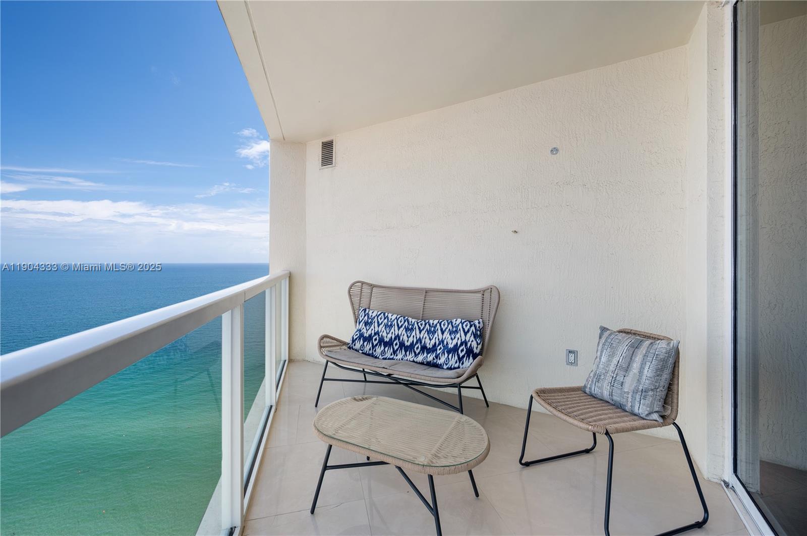 LA PERLA CONDO - Residential Lease