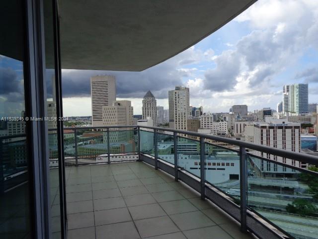 GREAT 2 BEDROOMS + DEN AND 2 BATHROOMS, BIG BALCONY UNIT WITH NICE VIEW OF MIAMI RIVER AND DOWNTOWN SKYLINE. LOCATED WITHIN WALKING DISTANCE TO CITY CENTRE MALL, BRICKELL FINANCIAL DISTRICT, RESTAURANTS.  GATED COMMUNITY WITH 24 HOUR SECURITY, ONCIERGE, VALET PARKING. BUILDING HAS ALL AMENITIES.