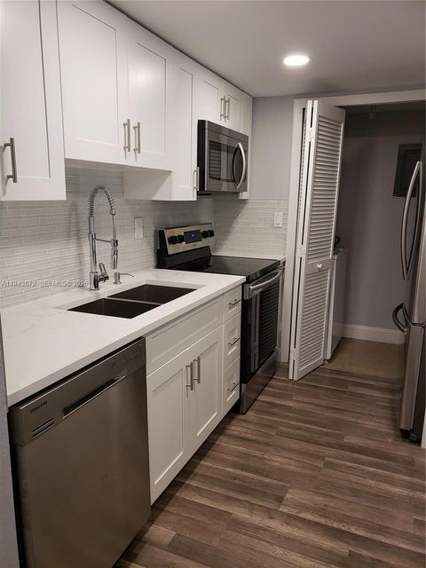 200 Lakeview Dr 207 Weston FL 33326