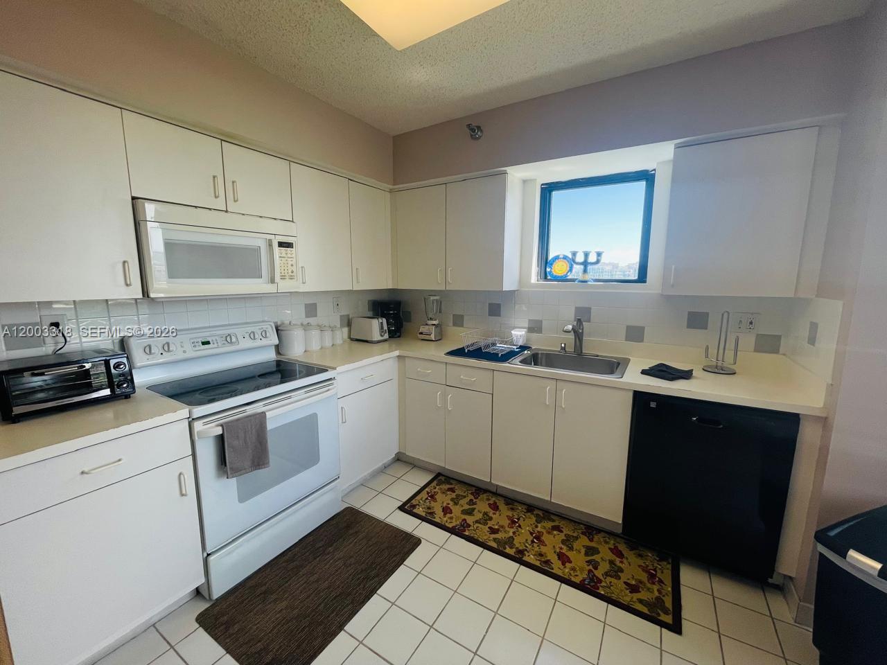 PARC CENTRAL AVENTURA SOU - Residential Lease