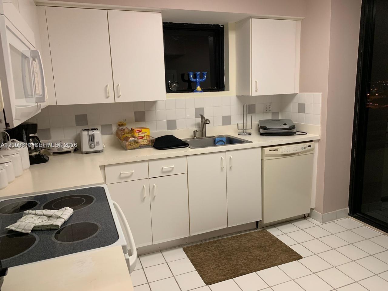 PARC CENTRAL AVENTURA SOU - Residential Lease