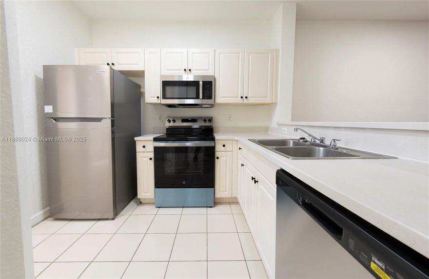 Beautiful private complex of Arbor Parc! Freshly Painted, Brand New Carpet and Brand New SS Kitchen Appliances! W&D in unit! Open concept duplex with half bathroom downstairs and 2 bedroom 2 bathrooms upstairs, with an additional open den. Community has a beautiful clubhouse with gorgeous pool and other amenities!