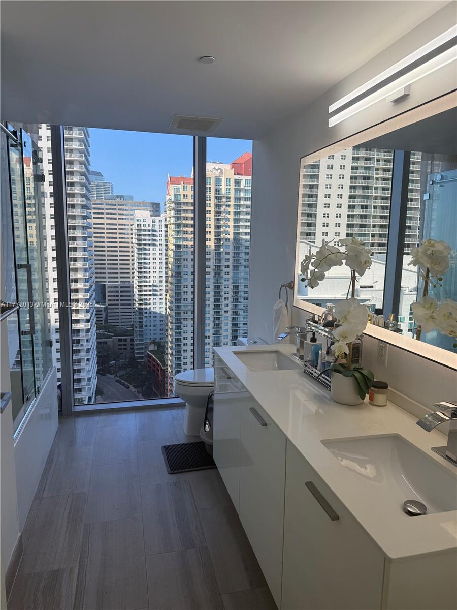 Property for Sale at 1300 Brickell Bay Dr 2710, Miami, Broward County, Florida - Bedrooms: 2 
Bathrooms: 2  - $1,050,000