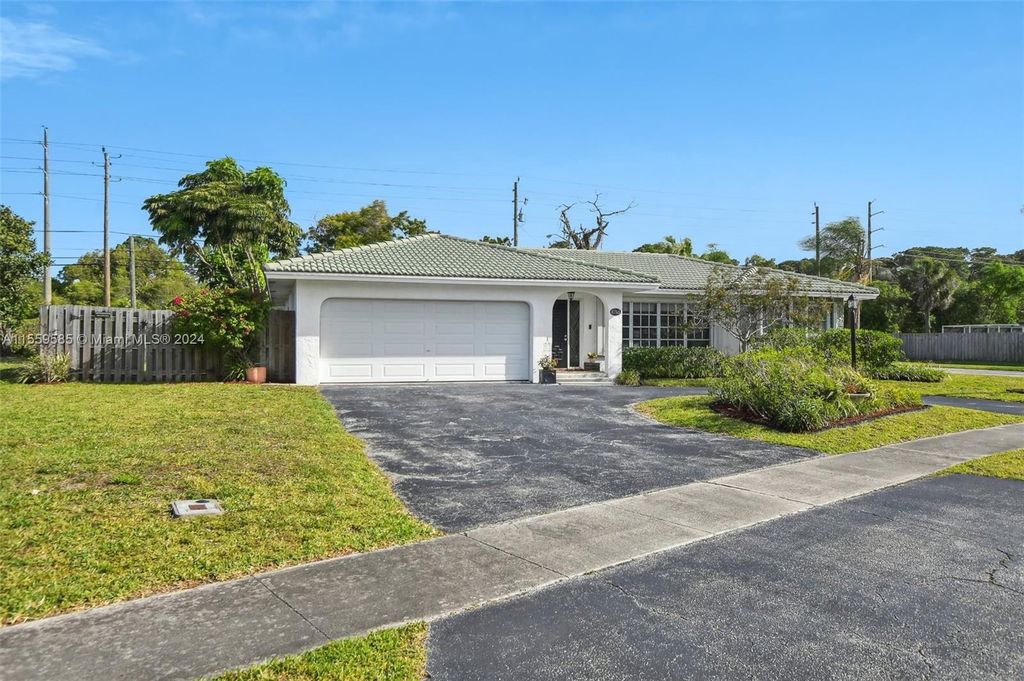 Photo of 10265 Dorchester Dr, Boca Raton, FL 33428 (MLS # A11559585)