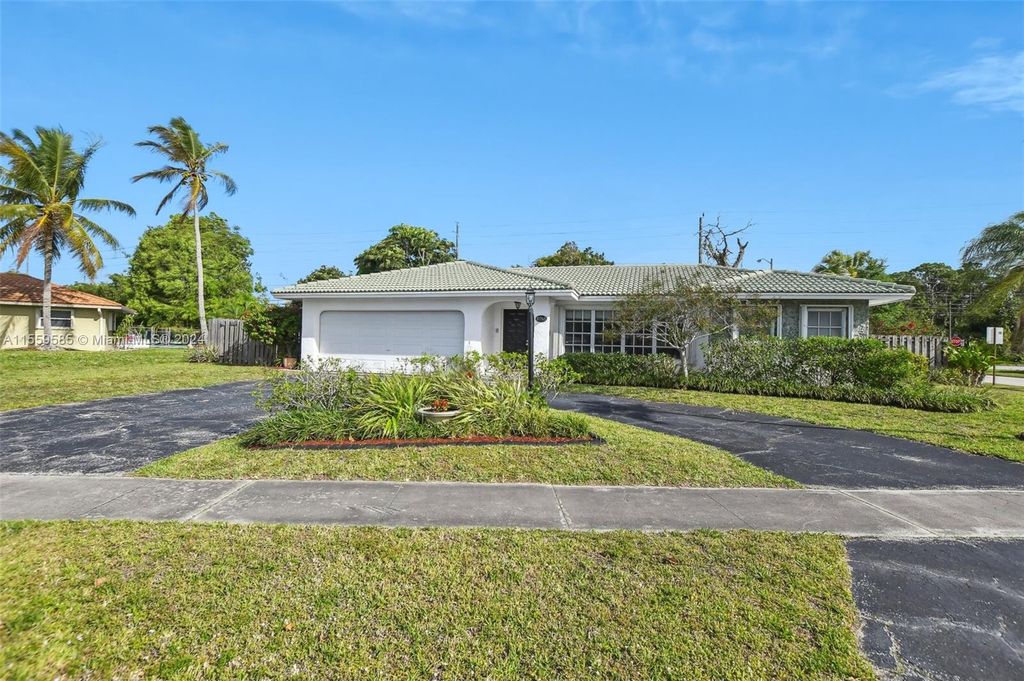 Photo of 10265 Dorchester Dr, Boca Raton, FL 33428 (MLS # A11559585)