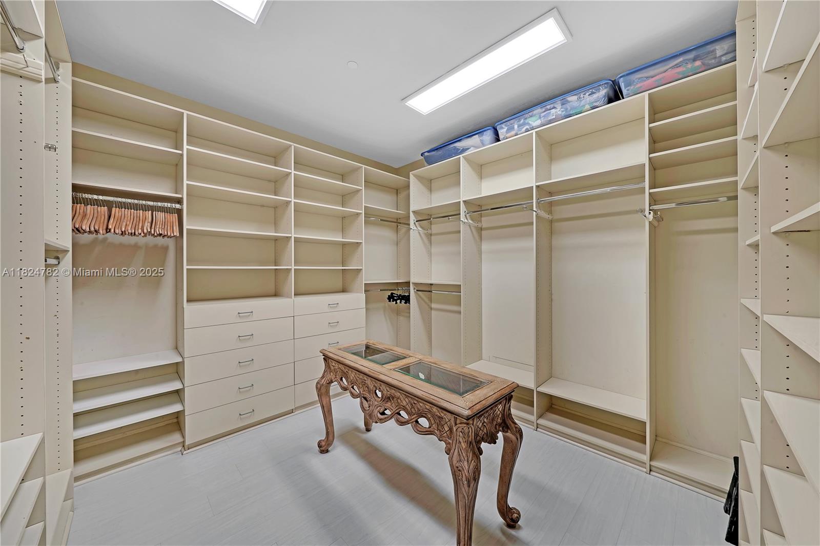 MAJESTIC TOWER - Residential