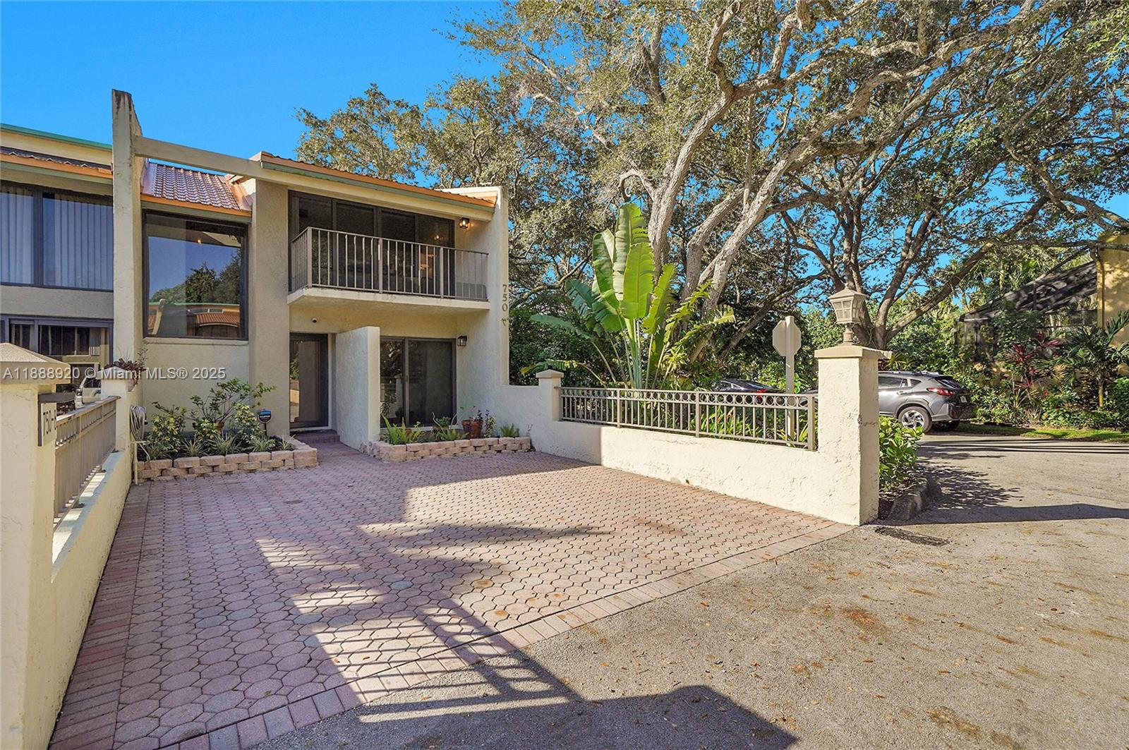 750 E Coco Plum Cir 8