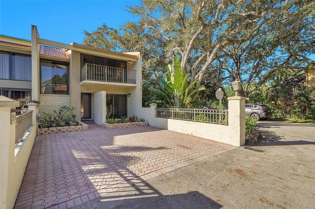 Photo of 750 E Coco Plum Cir #8, Plantation, FL 33324 (MLS # A11888920)