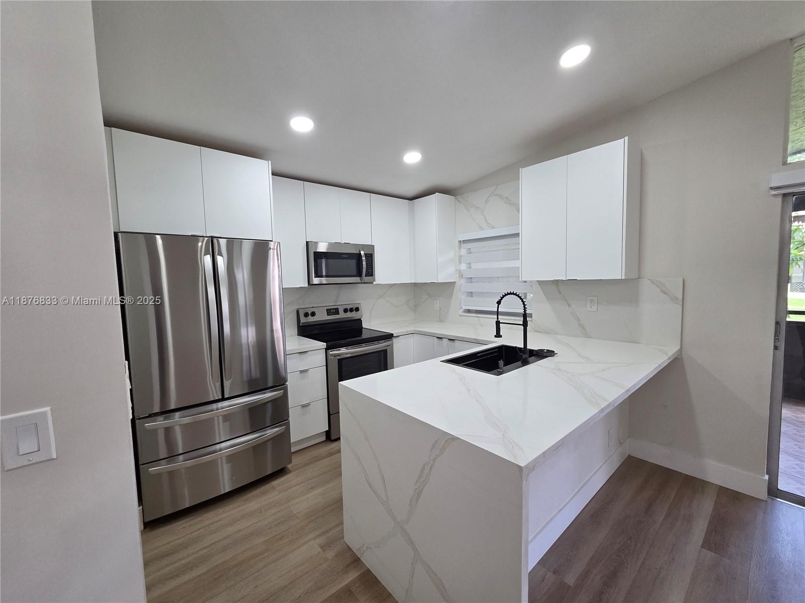 Stunning villa in a beautiful neighborhood, boasting a bright and airy layout. The modern kitchen is equipped with top-of-the-line appliances, making cooking a breeze. Strategically located near major highways and a bustling commercial area, this property offers the perfect blend of convenience and tranquility. Enjoy resort-style amenities, including a spacious community pool with spa, kids' pool, vibrant playground, and two tennis courts.
