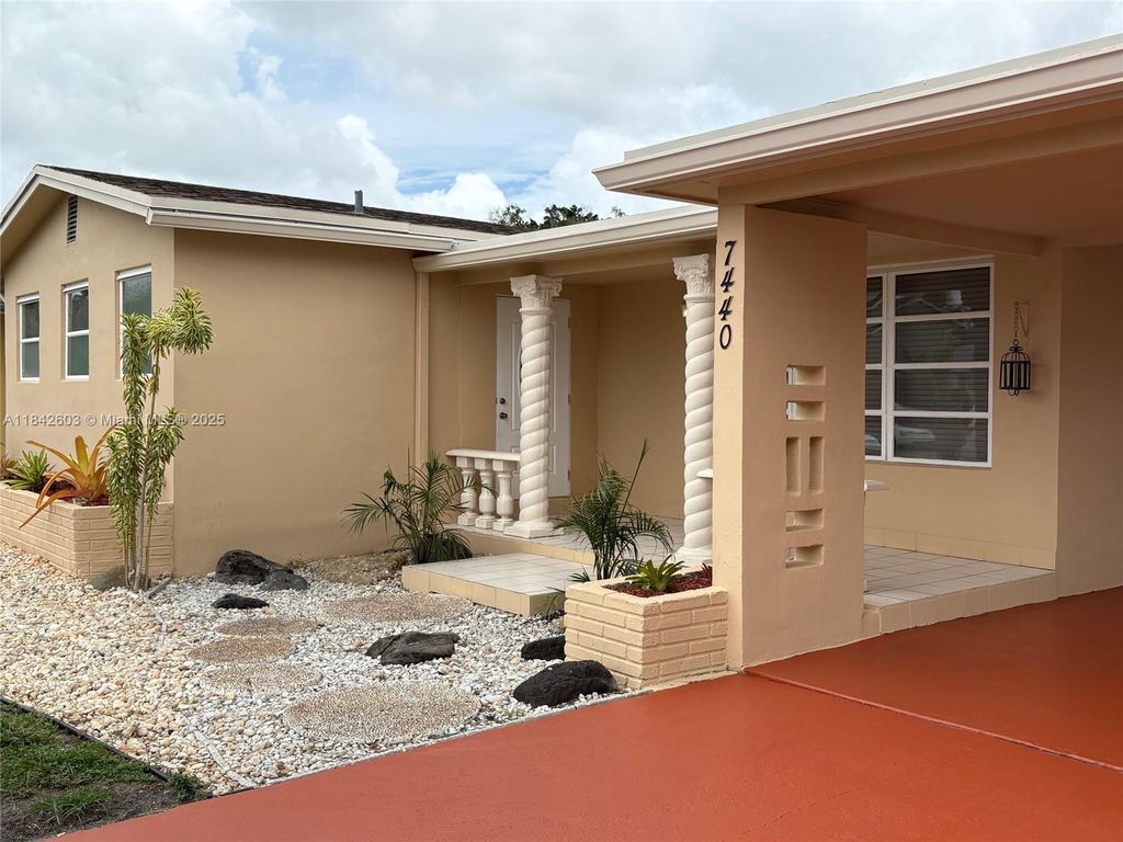 Photo of Hollywood, FL 33024 (MLS # A11842603)