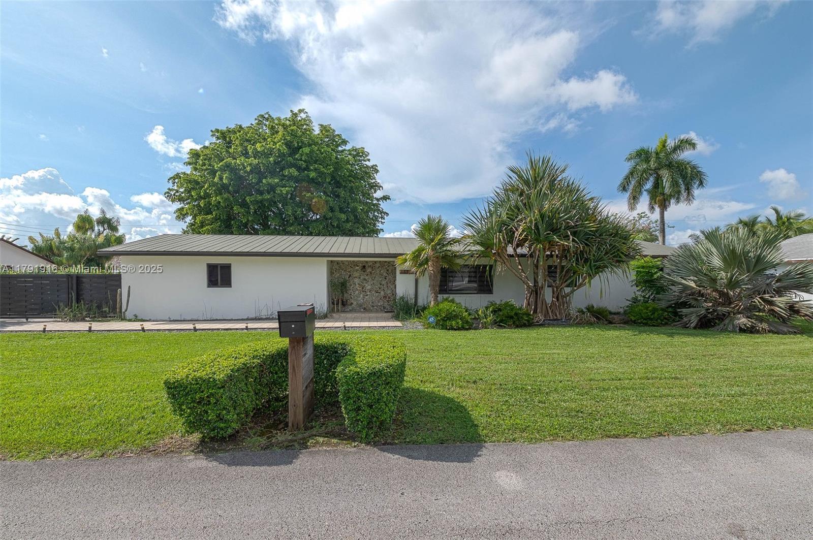 16720 Sw 276th St, Homestead, Miami-Dade County, Florida - 3 Bedrooms  
2 Bathrooms - 