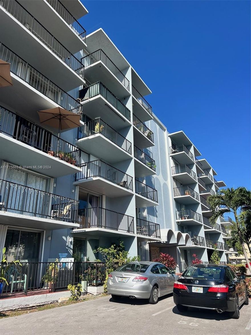 Bright and air 2 Bedroom,2Bathroom condo and large living and dinner area..Located near Shops, Restaurants and major Highways and just minutes the Beach , Perfect for Homeowners. assigner Parking. Do Not miss this opportunity! Schedule your Showing Today !1