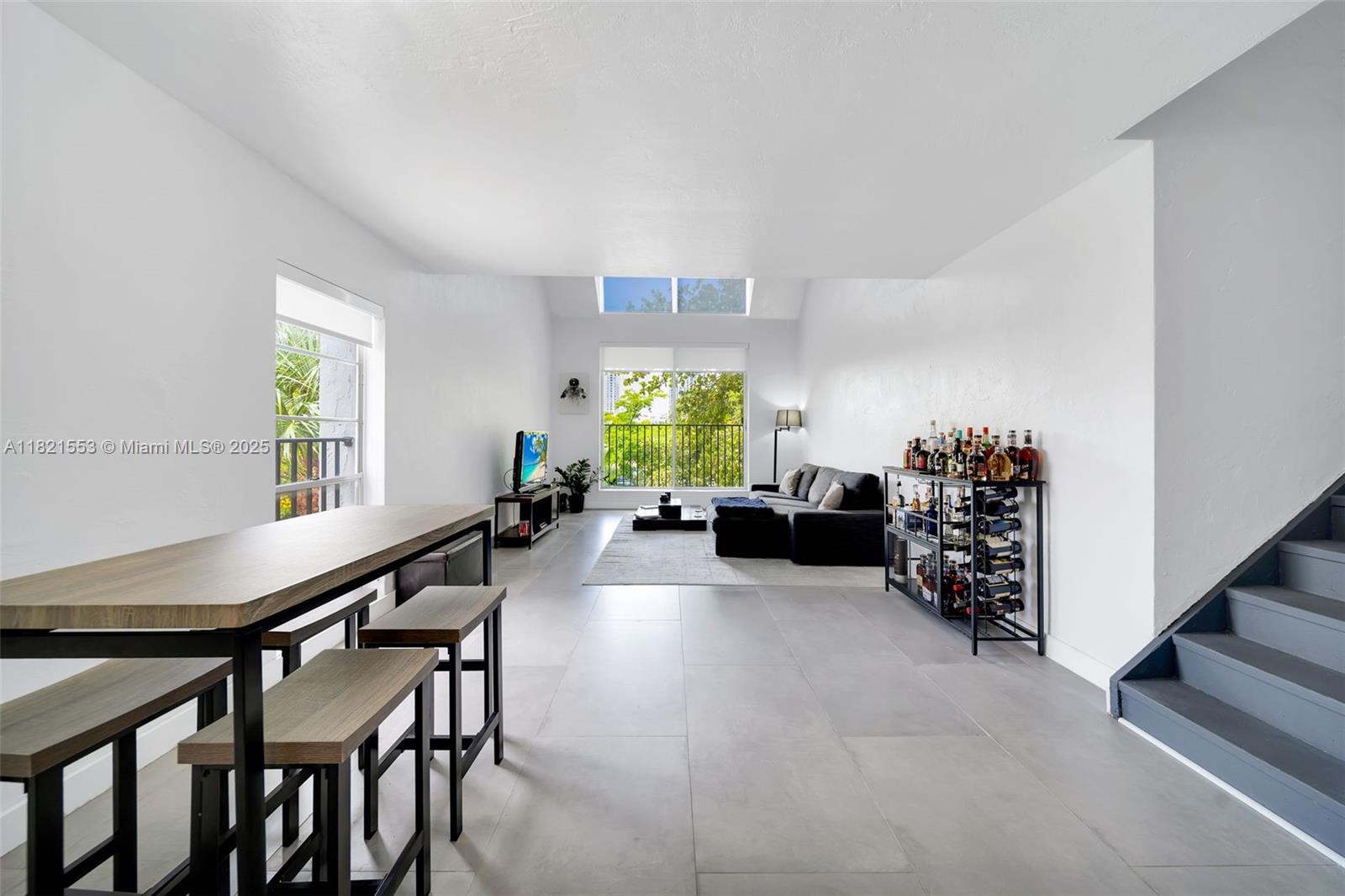6900 N Kendall Dr A303, Pinecrest, Miami-Dade County, Florida - 1 Bedrooms  
2 Bathrooms - 
