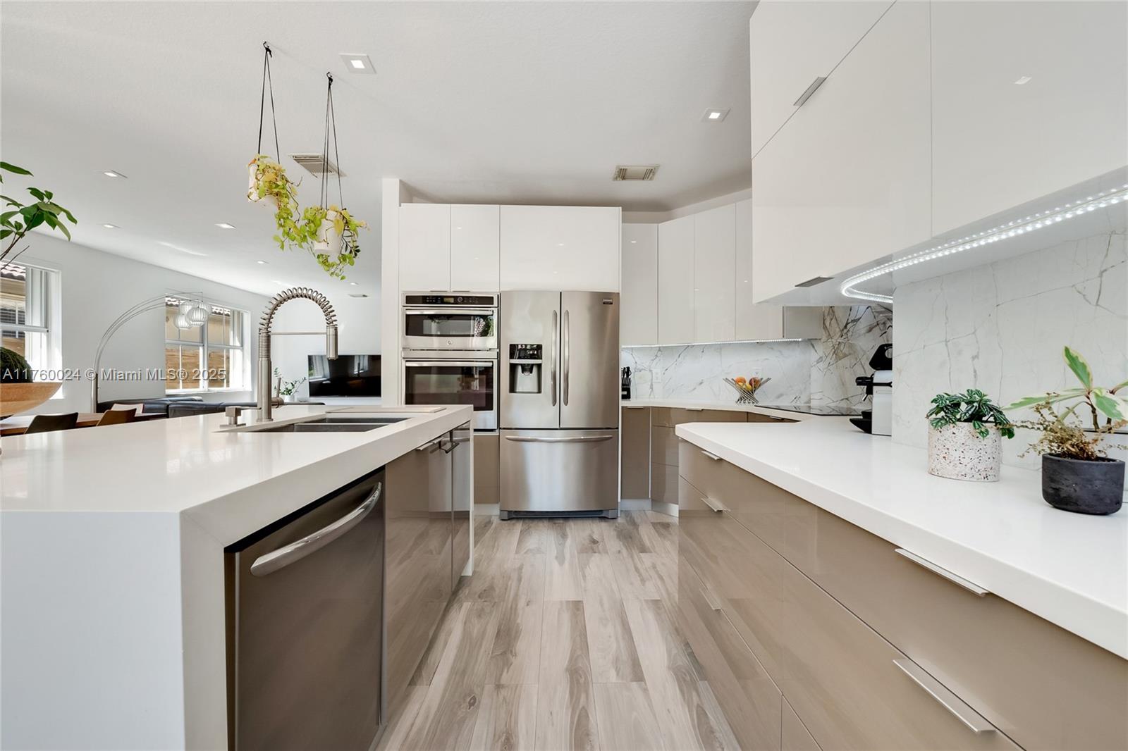 ISLANDS AT DORAL - Residential