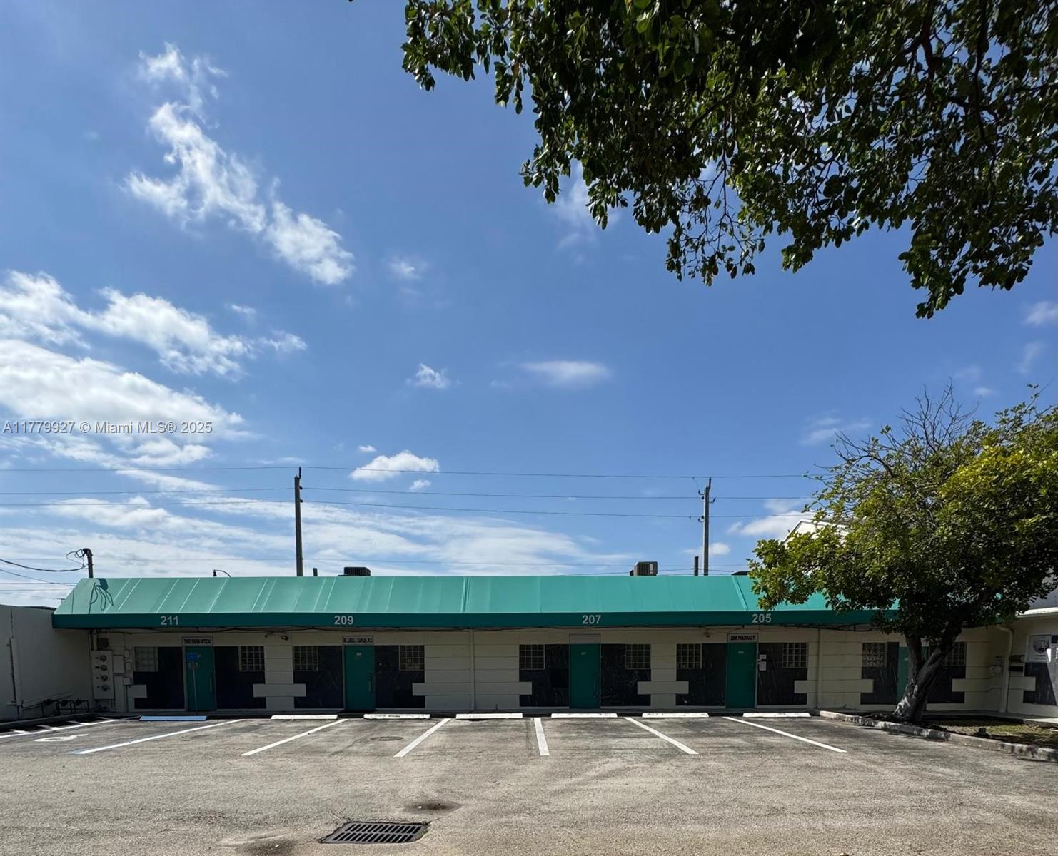 Two units are available for lease in prime Hallandale Beach, ideal for retail, office, or warehouse use. Unit #207 offers 850 SF at $30/SF +NNN, and Units #201 & #203 are connected to create a 4,000 SF space at $32/SF +NNN. Unit 201 features 2,000 SF open space, while Unit 203 includes 1,000 SF ground floor and a 1,000 SF mezzanine. The property offers strong visibility, ample on-site parking, signage opportunities, and easy access to US-1, I-95, and Aventura.