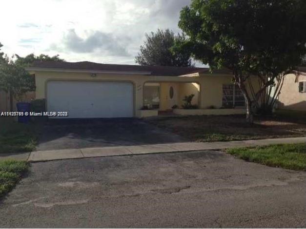 Nice single-family home for lease with pool and on lake. Large kitchen with open layout. Tile thru out entire house. Will not last. easy to show.