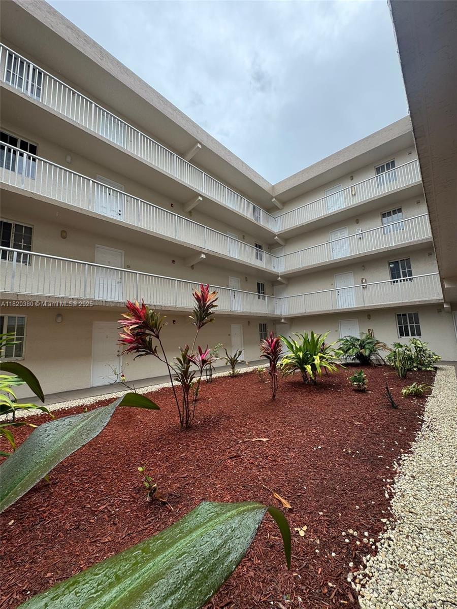 6195 Nw 186th St 116, Hialeah, Miami-Dade County, Florida - 1 Bedrooms  
1 Bathrooms - 