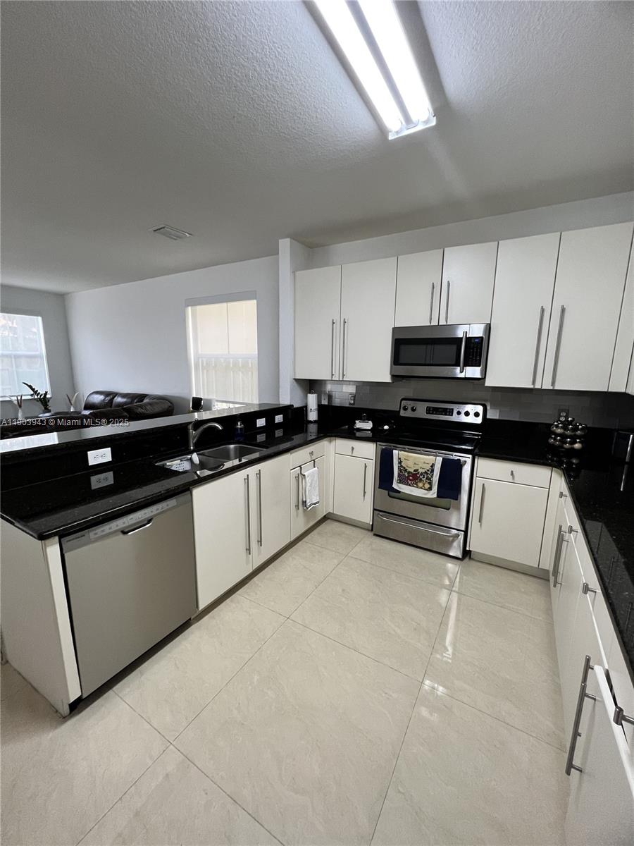 ISLANDS AT DORAL 1ST ADDN - Residential Lease