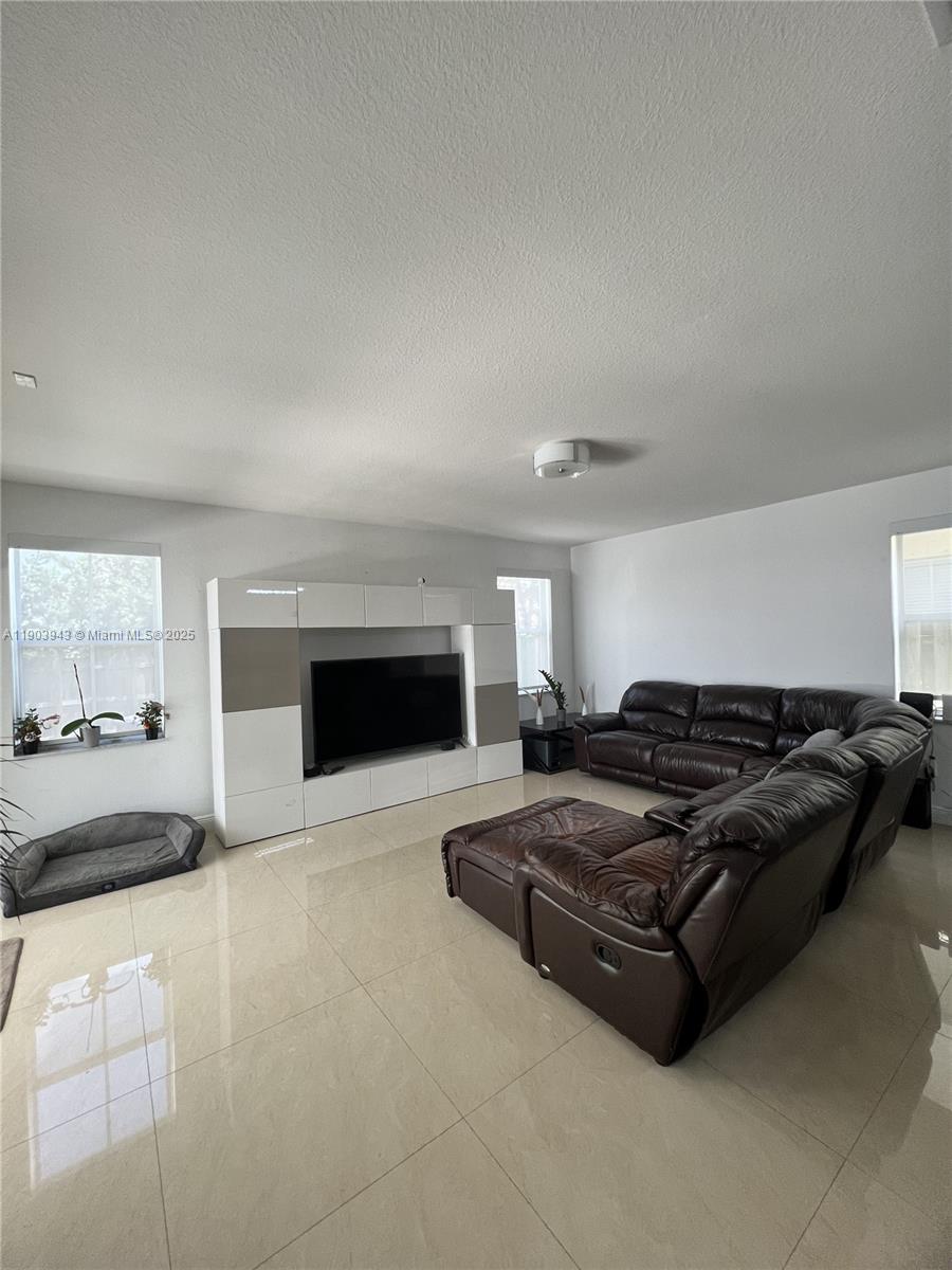 ISLANDS AT DORAL 1ST ADDN - Residential Lease