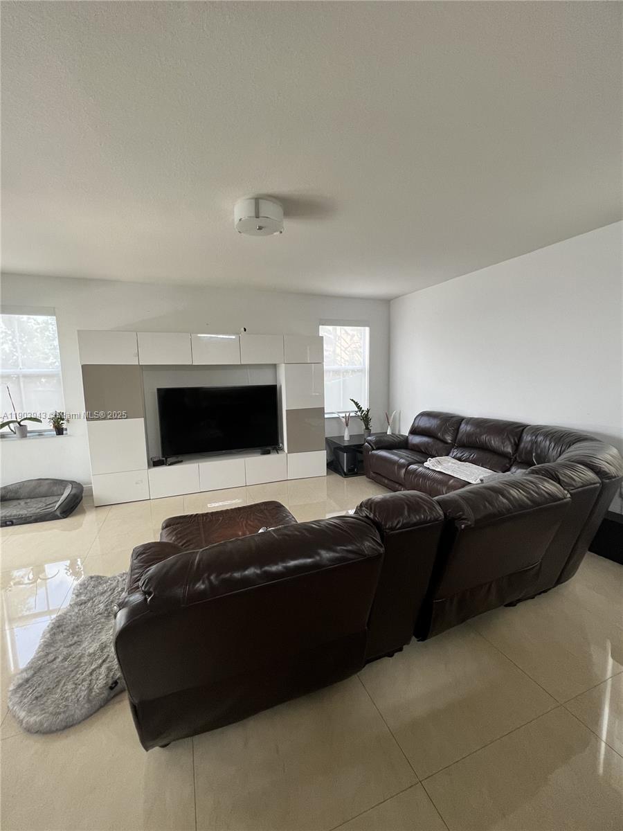 ISLANDS AT DORAL 1ST ADDN - Residential Lease