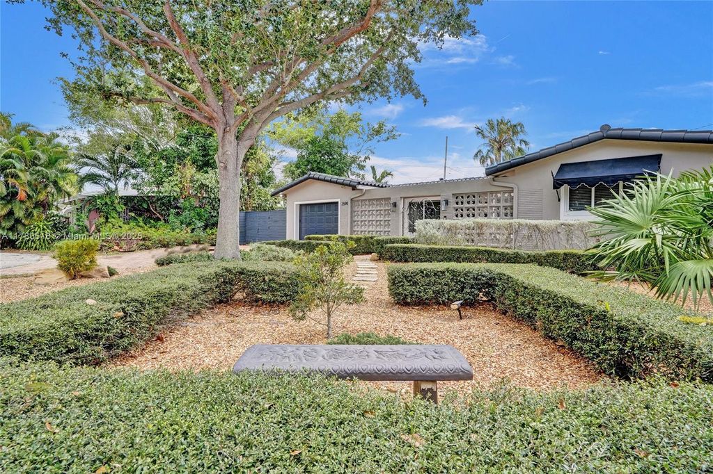 Photo of 2590 NE 42nd St, Fort Lauderdale, FL 33308 (MLS # A11780518)