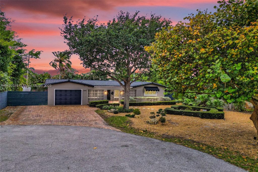 Photo of 2590 NE 42nd St, Fort Lauderdale, FL 33308 (MLS # A11780518)