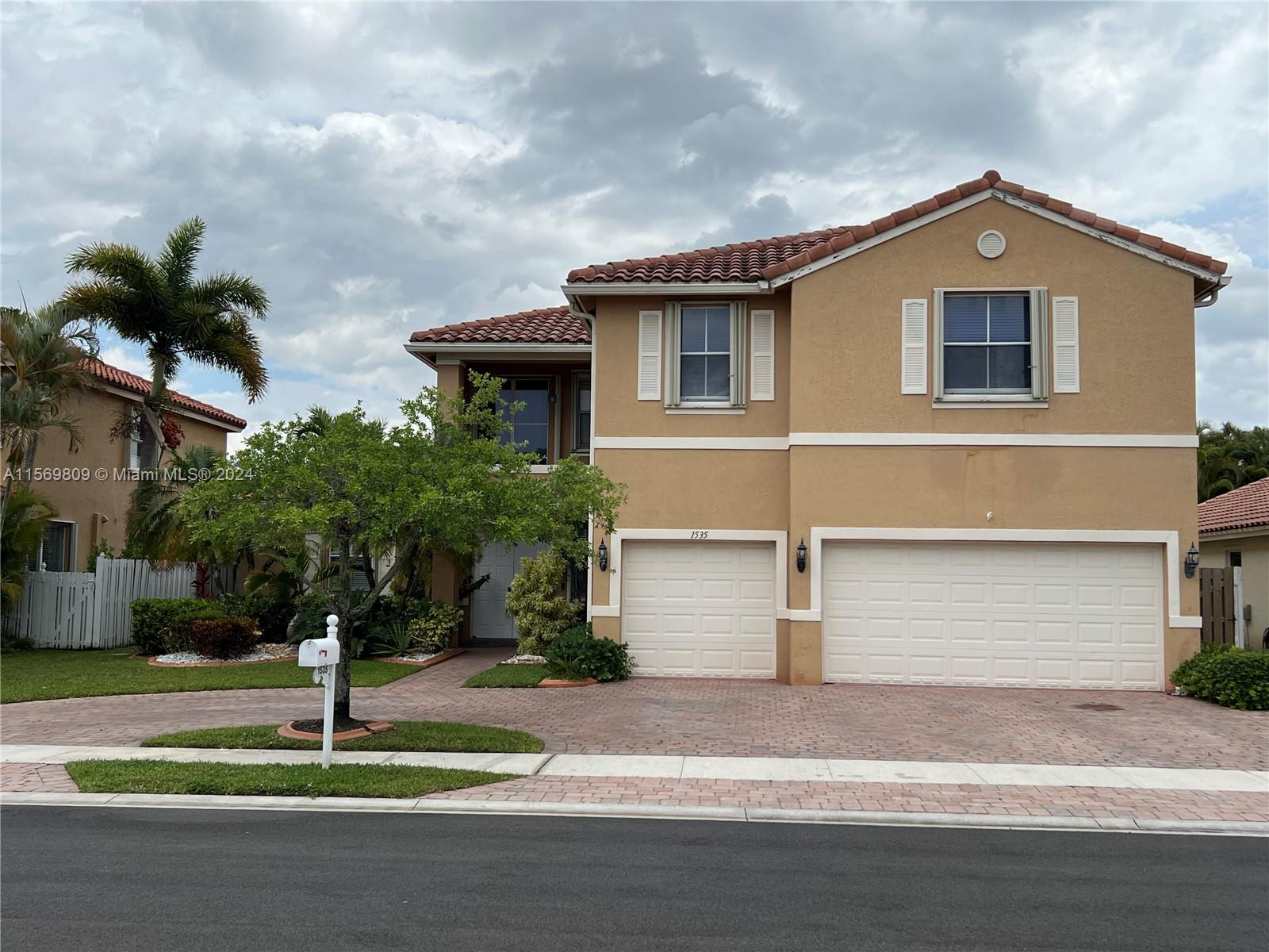Property for Sale at 1535 Sw 191st Ln Ln, Pembroke Pines, Miami-Dade County, Florida - Bedrooms: 6 
Bathrooms: 5  - $948,800