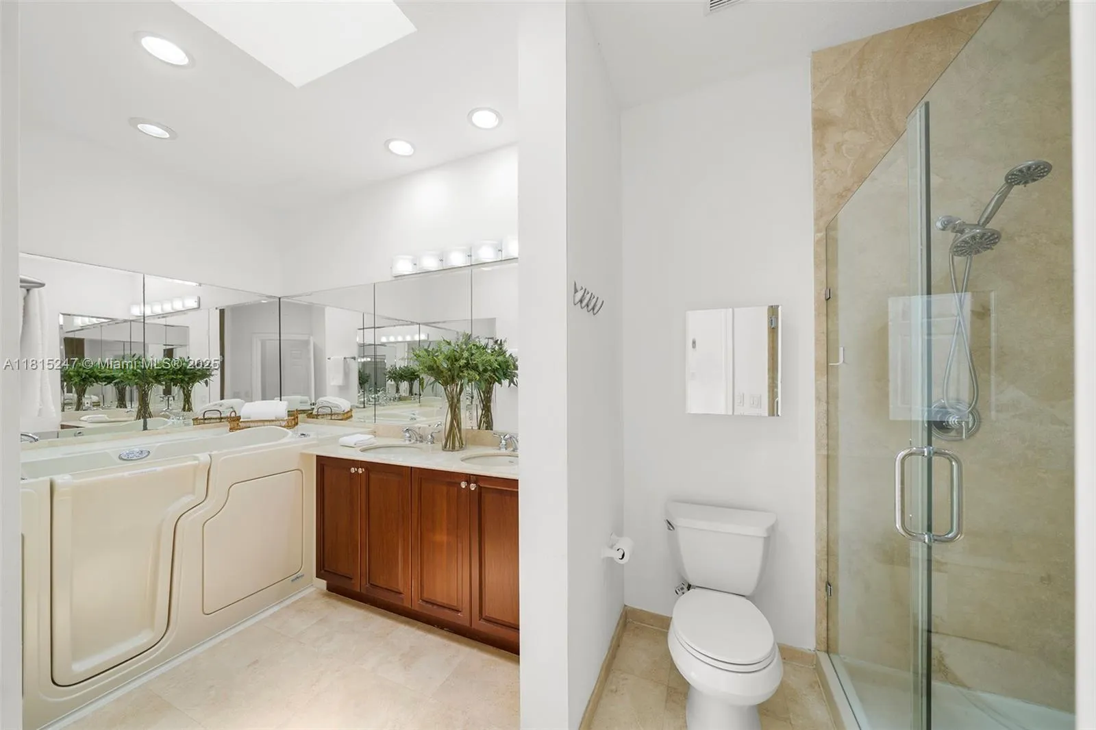 Coral Gables, Florida 33134, United States, 4 Bedrooms Bedrooms, ,4 BathroomsBathrooms,Residential,Active,144779