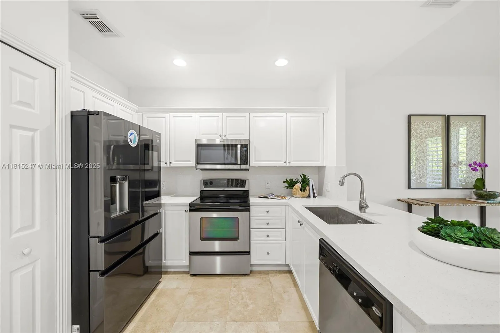 Coral Gables, Florida 33134, United States, 4 Bedrooms Bedrooms, ,4 BathroomsBathrooms,Residential,Active,144779