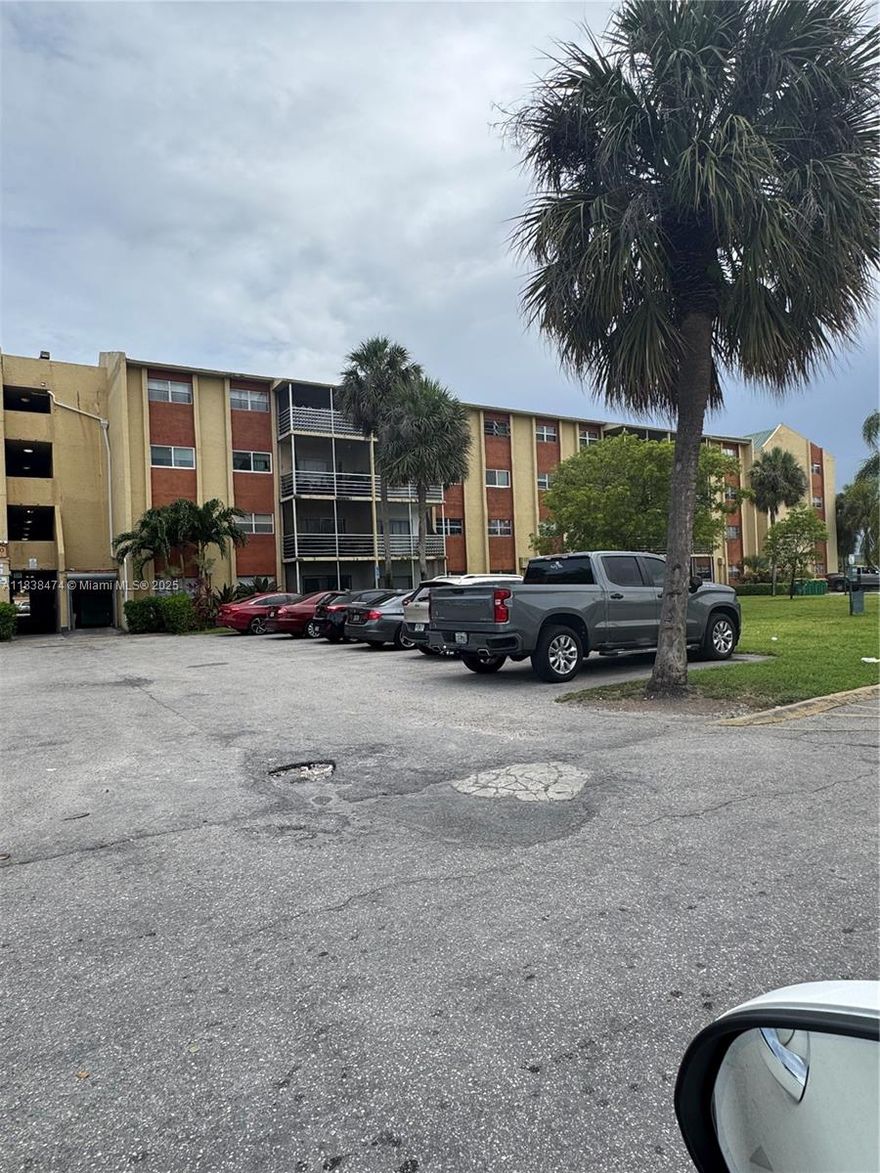 MOTIVATED SELLER.  DRASTICALLY REDUCED! 2-2 condo centrally located in Fort Lauderdale. Excellent investment opportunity . Property is rented at the present time.   TENANT OCCUPIED! Please call for showing instructions.